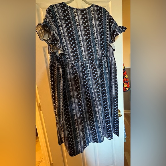 Bohemian Bandanna print w/dolman sleeves with ruffles. Deep-V neck and pockets! - Picture 5 of 8